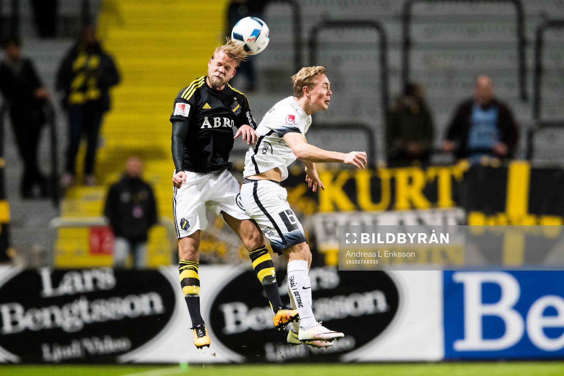 s Daniel Sundgren i en nickduell med Häckens Joel Andersson