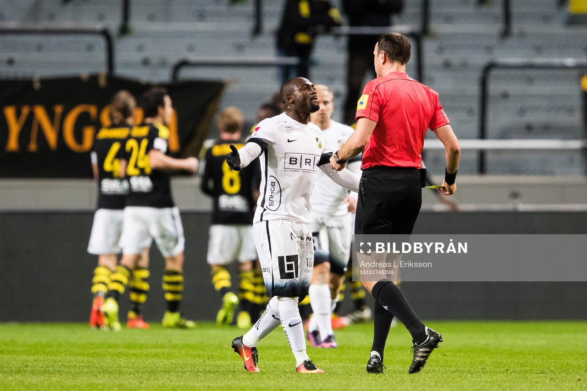 Häckens John Owoeri reagerar på domare Jonas Eriksson