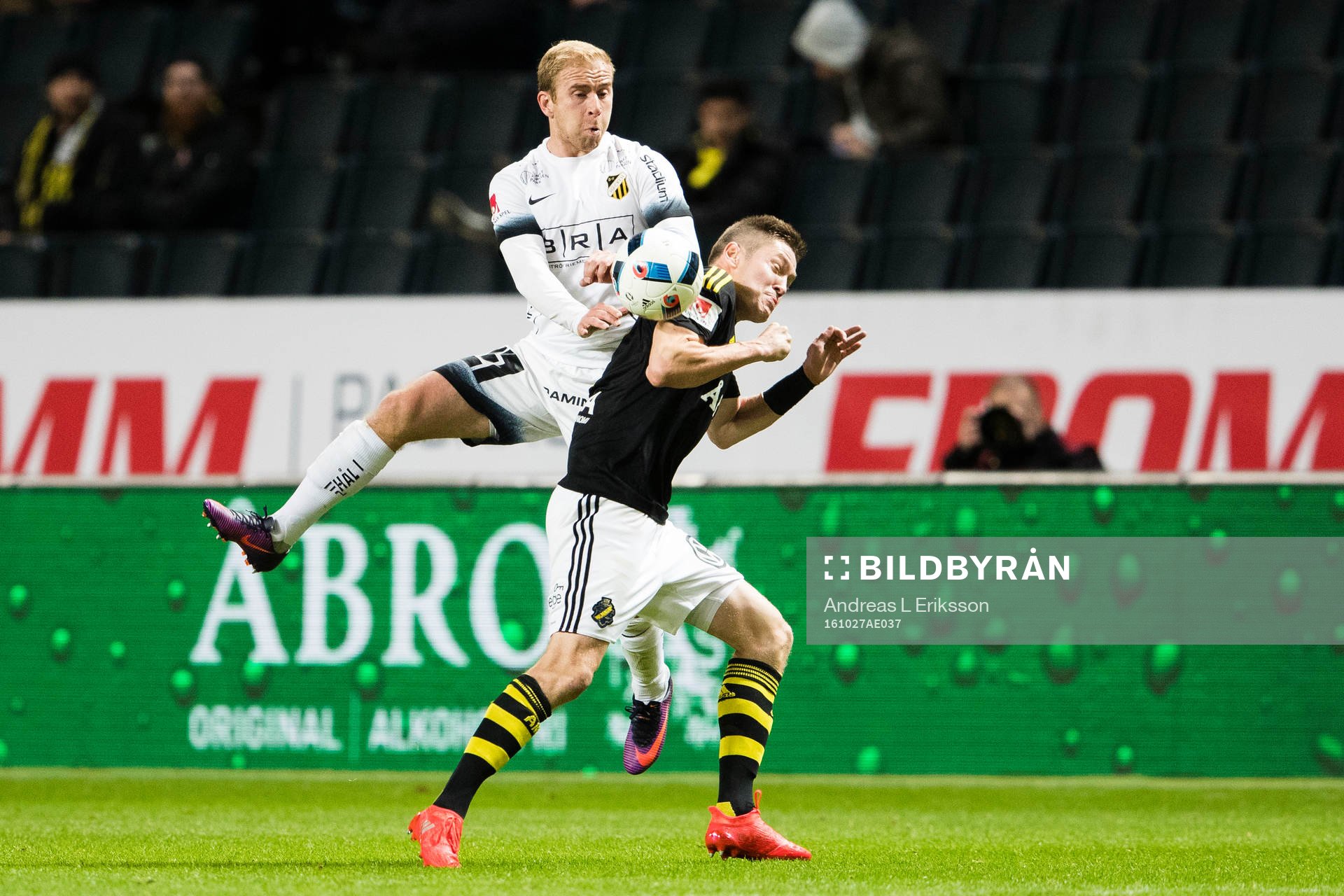 Häckens Kari Arkivuo i kamp om bollen med AIK:s Haukur Heidar Hauksson under fotbollsmatchen i Allsvenskan mellan AIK och Häcken den 27 oktober 2016 i Stockholm. 