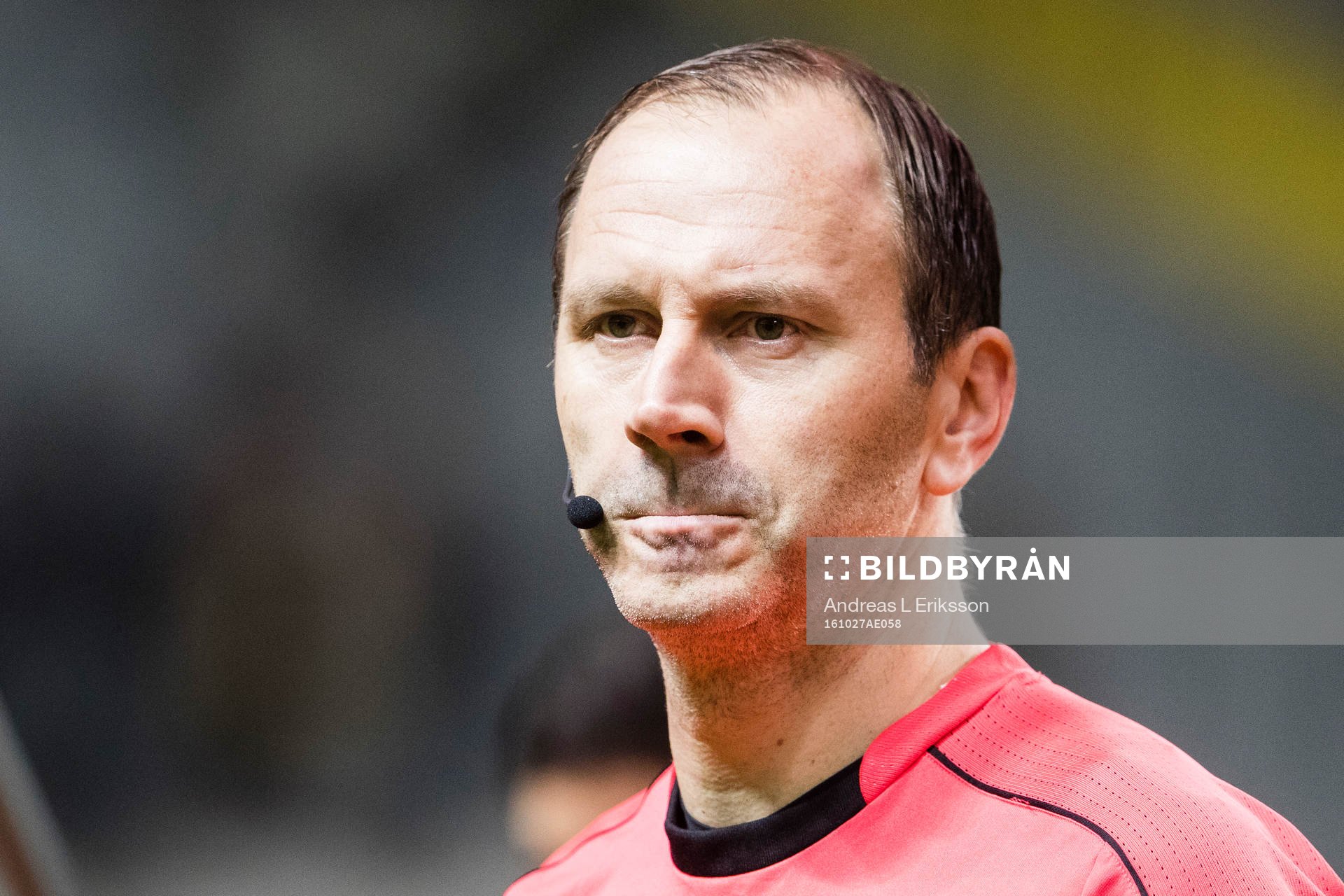 Domare Jonas Eriksson innan fotbollsmatchen i Allsvenskan