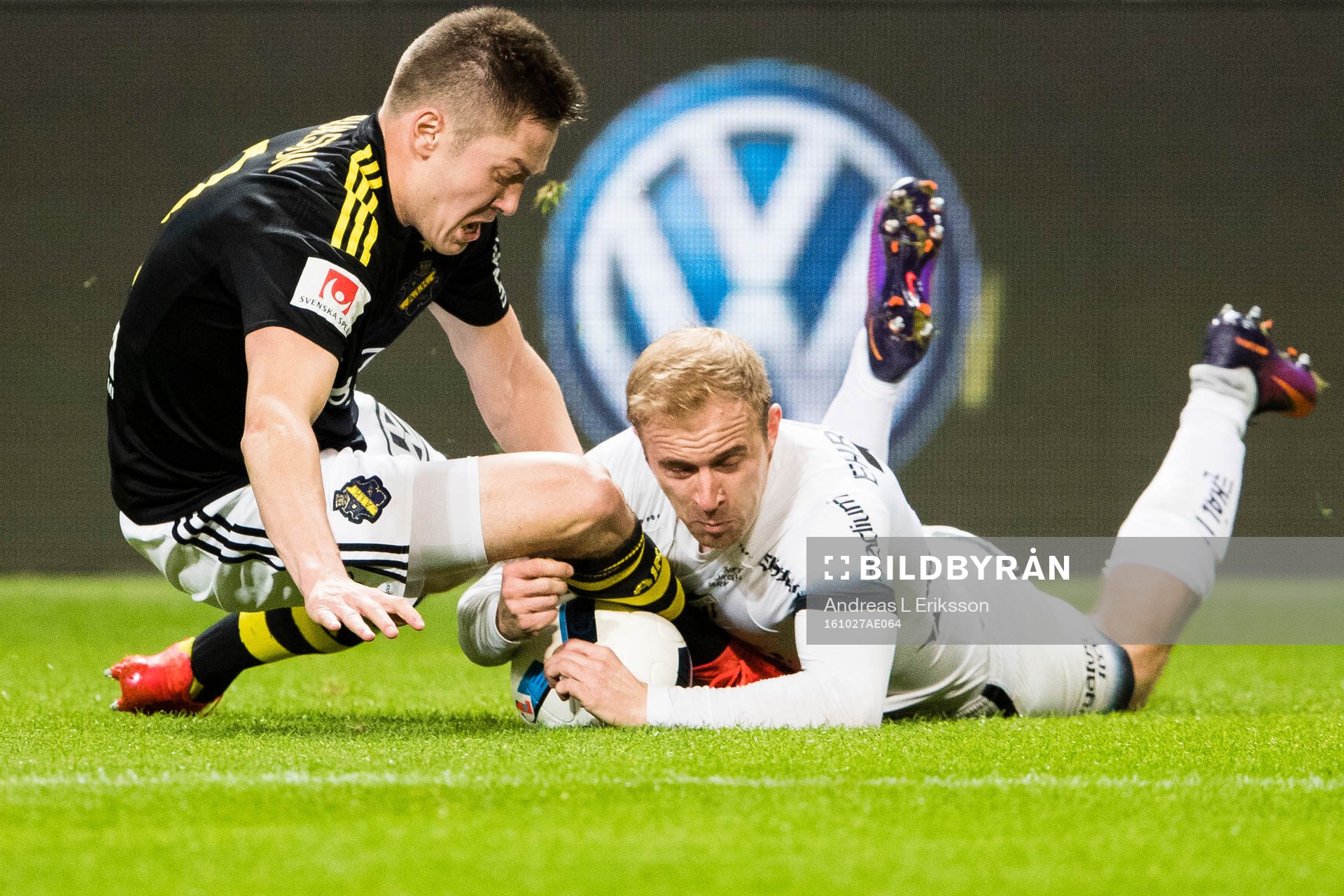 AIK:s Haukur Heidar Hauksson i kamp om bollen med Häckens Kari Arkivuo under fotbollsmatchen i Allsvenskan mellan AIK och Häcken den 27 oktober 2016 i Stockholm.