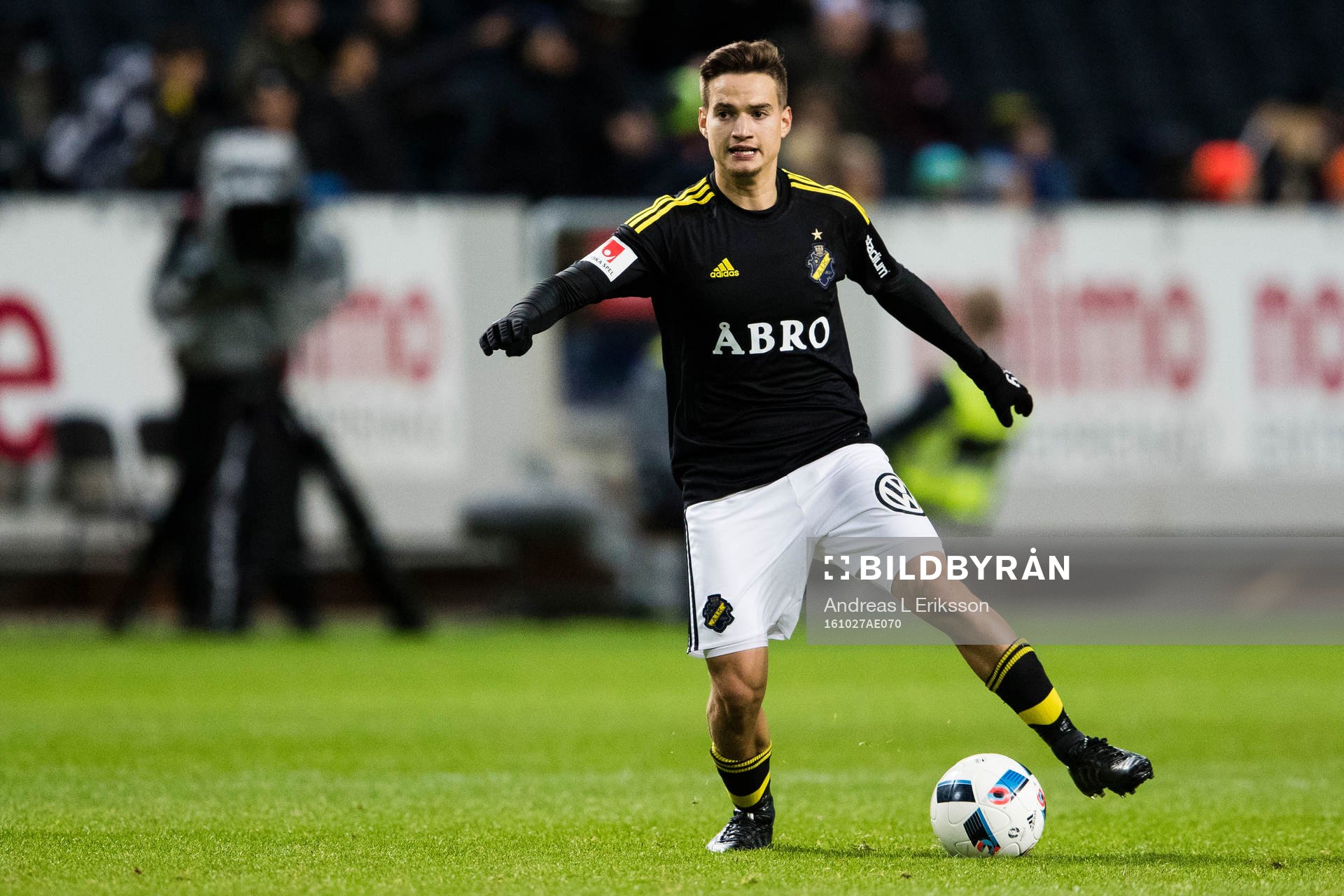 s Amin Affane med bollen