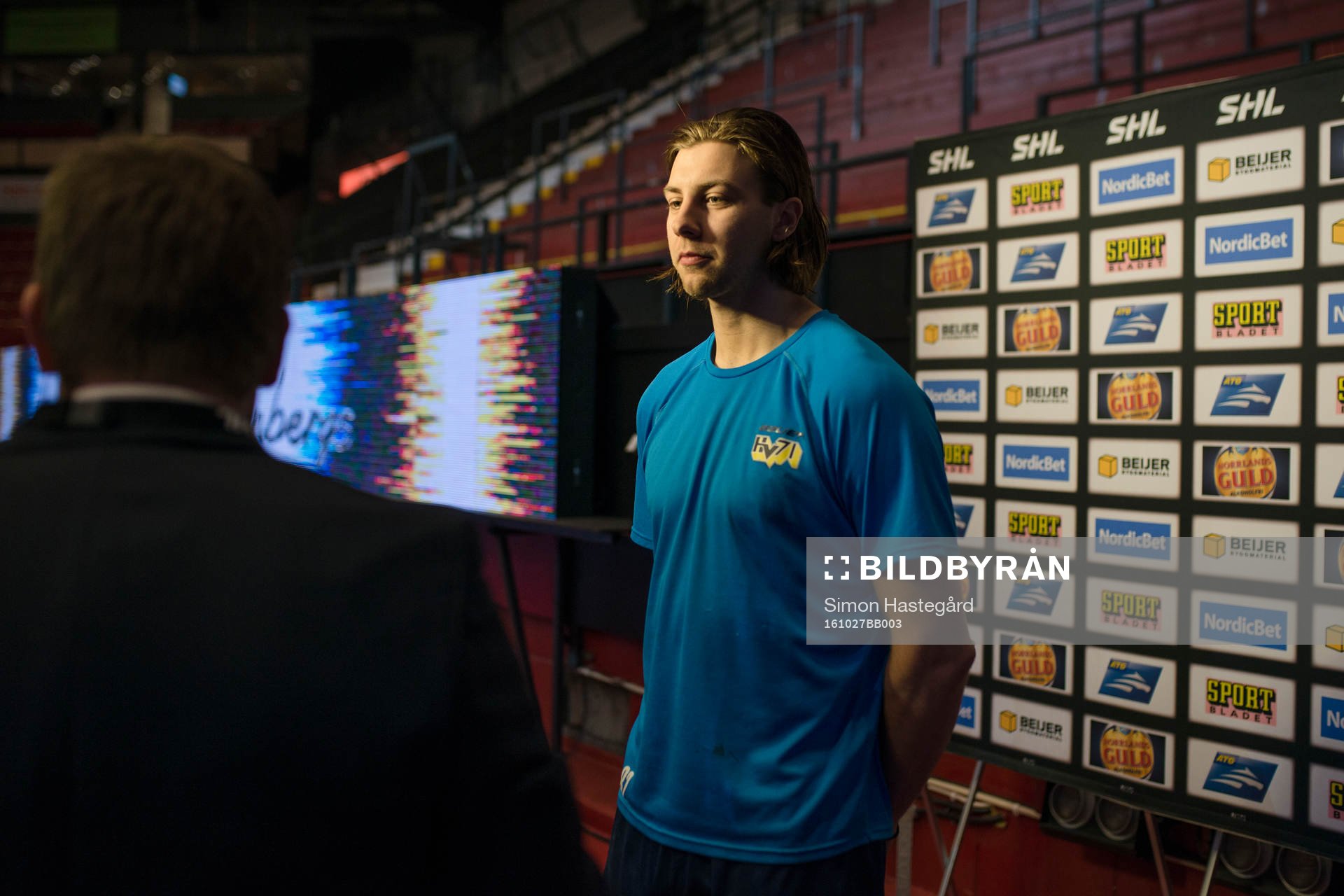s Kevin Stenlund blir intervjuad före ishockeymatchen i
