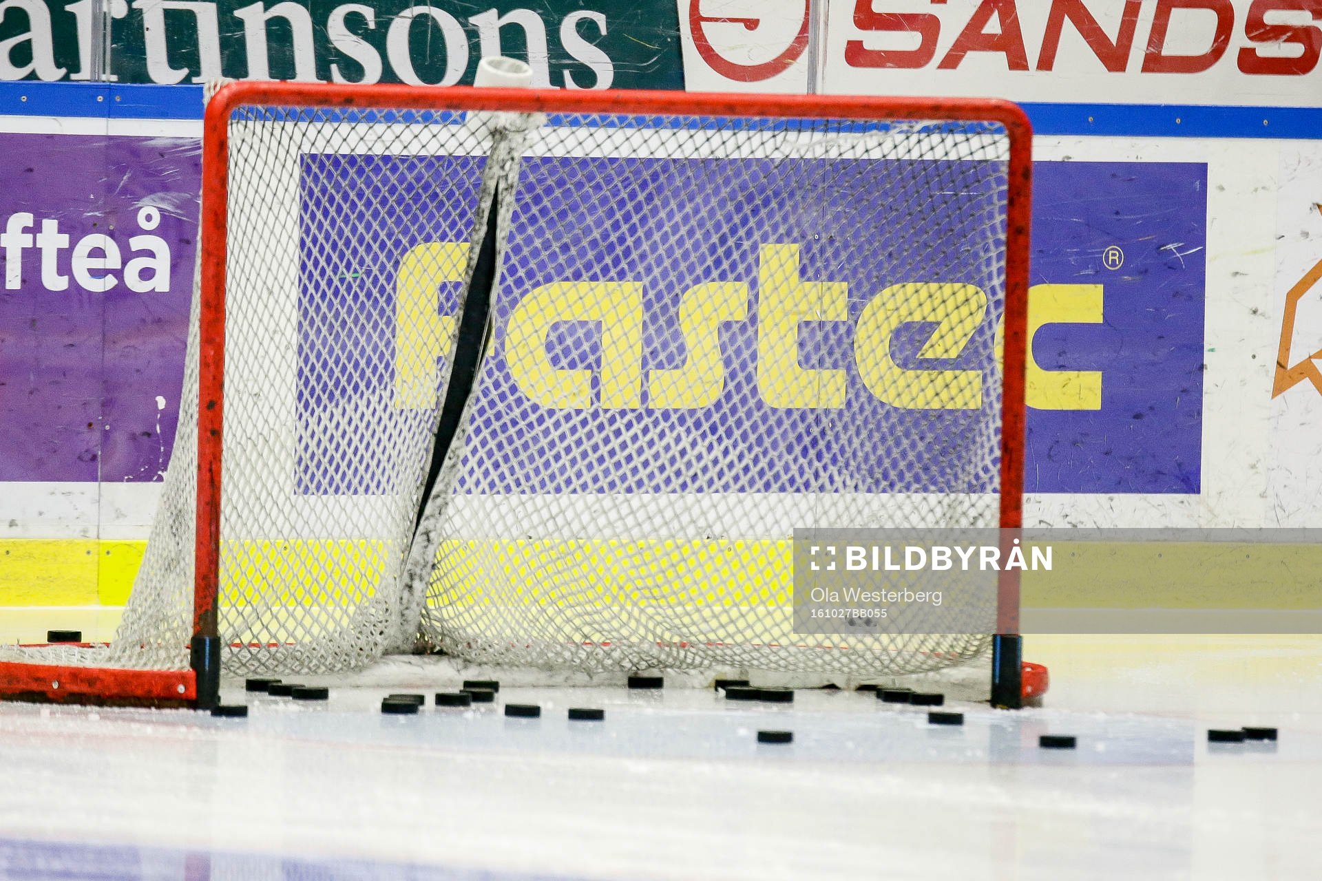 Många puckar i ett tomt mål