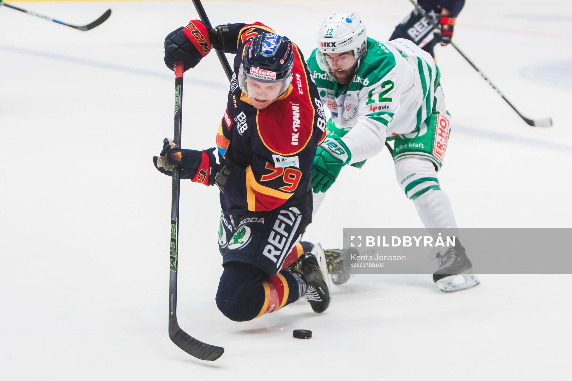 Djurgårdens Patrik Lundh i kamp om pucken Rögles Jack