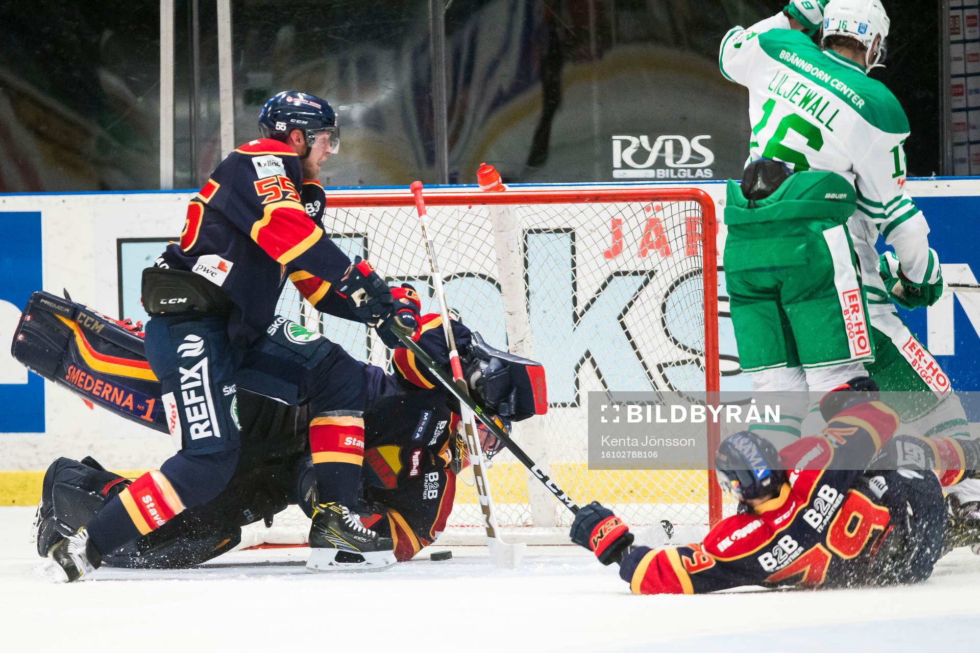 Djurgårdens målvakt Mikael Tellqvist med en räddning i