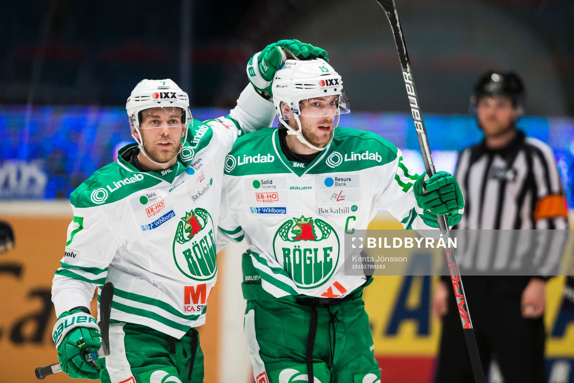 Rögles Christopher Liljewall (h) jublar Patrik Cehlin