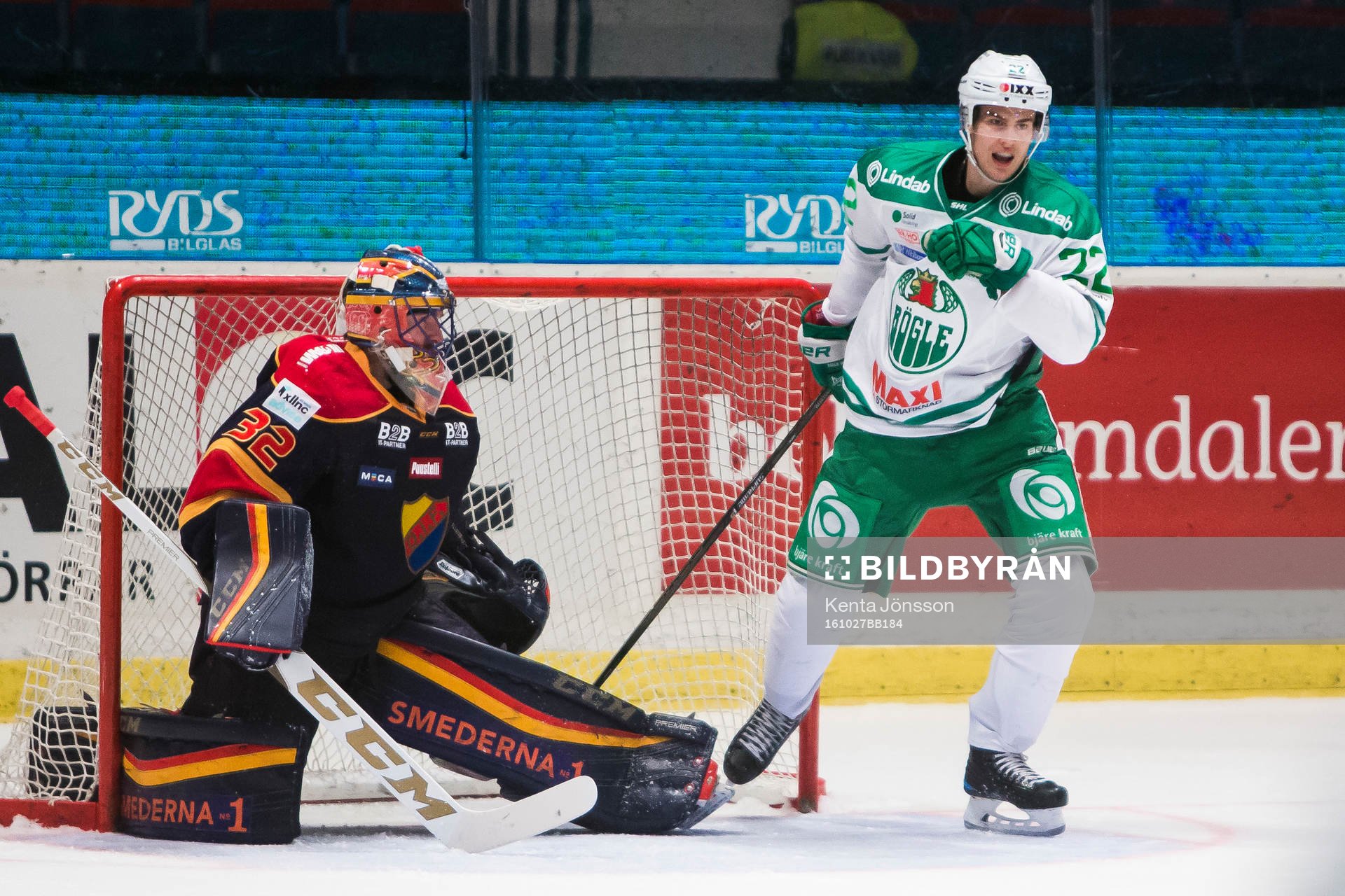 Rögles Sebastian Wännström jublar bredvid Djurgårdens