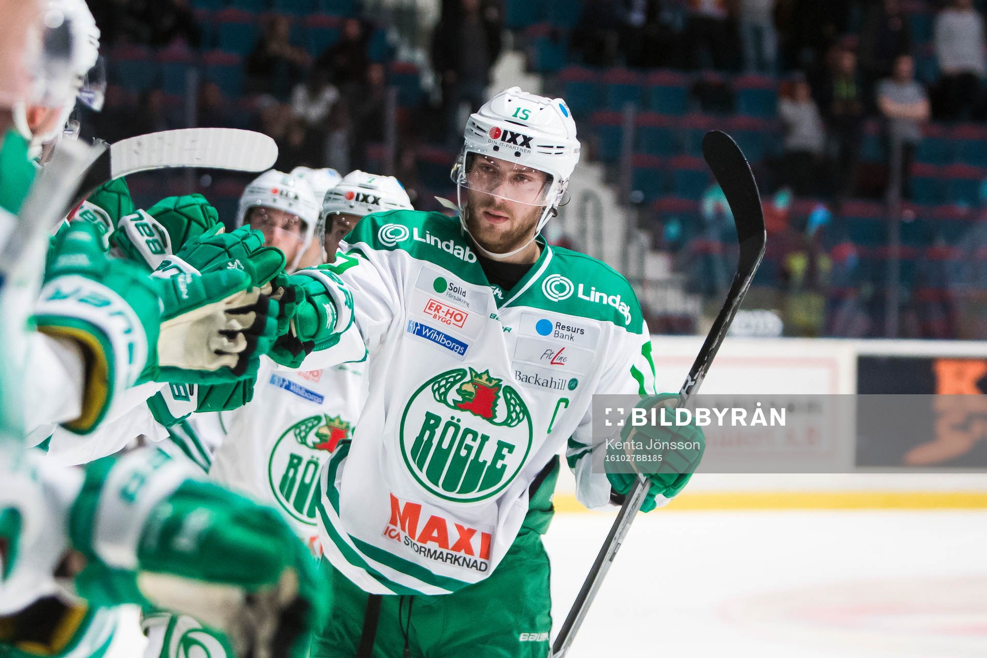 Rögles Christopher Liljewall jublar med lagkamrater