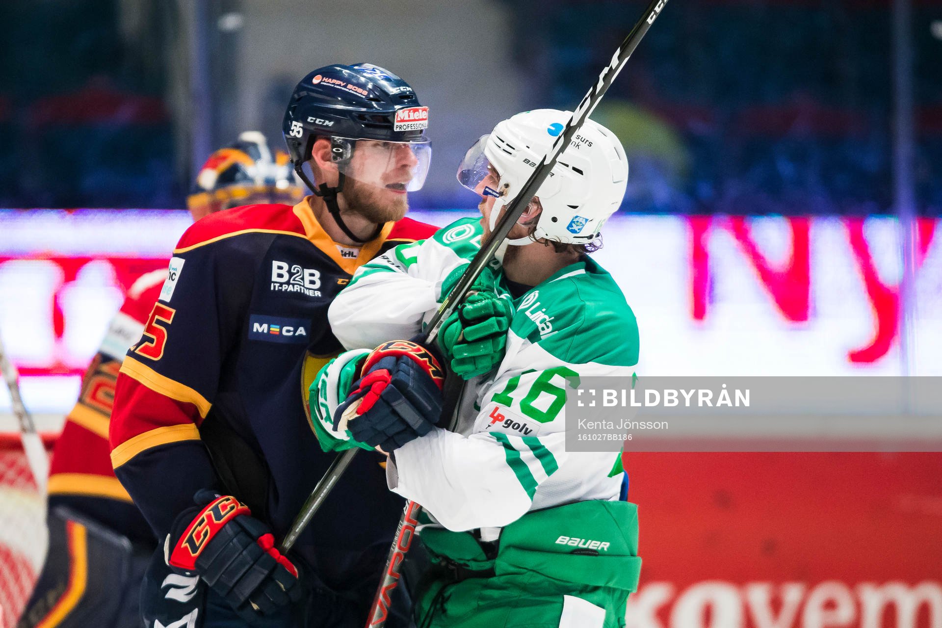 Djurgårdens Alexander Urbom i ett gruff med Rögles