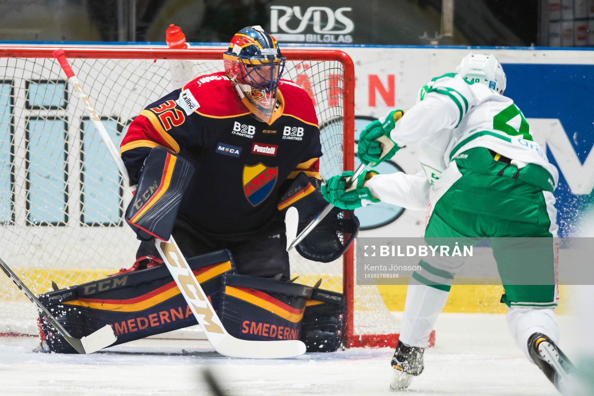 Djurgårdens målvakt Mikael Tellqvist med en räddning