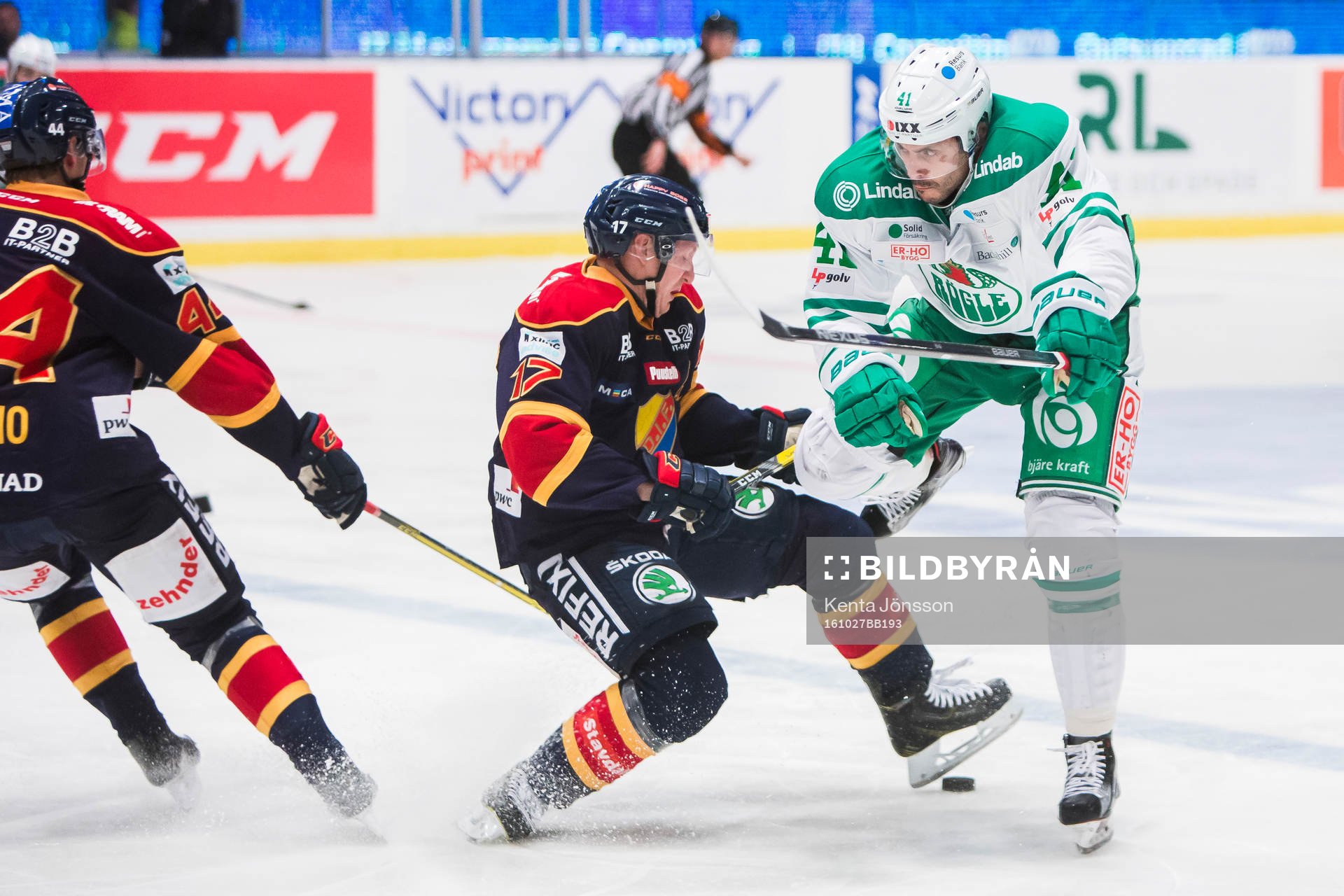 Rögles Daniel Widing tacklar Djurgårdens Henrik Eriksson