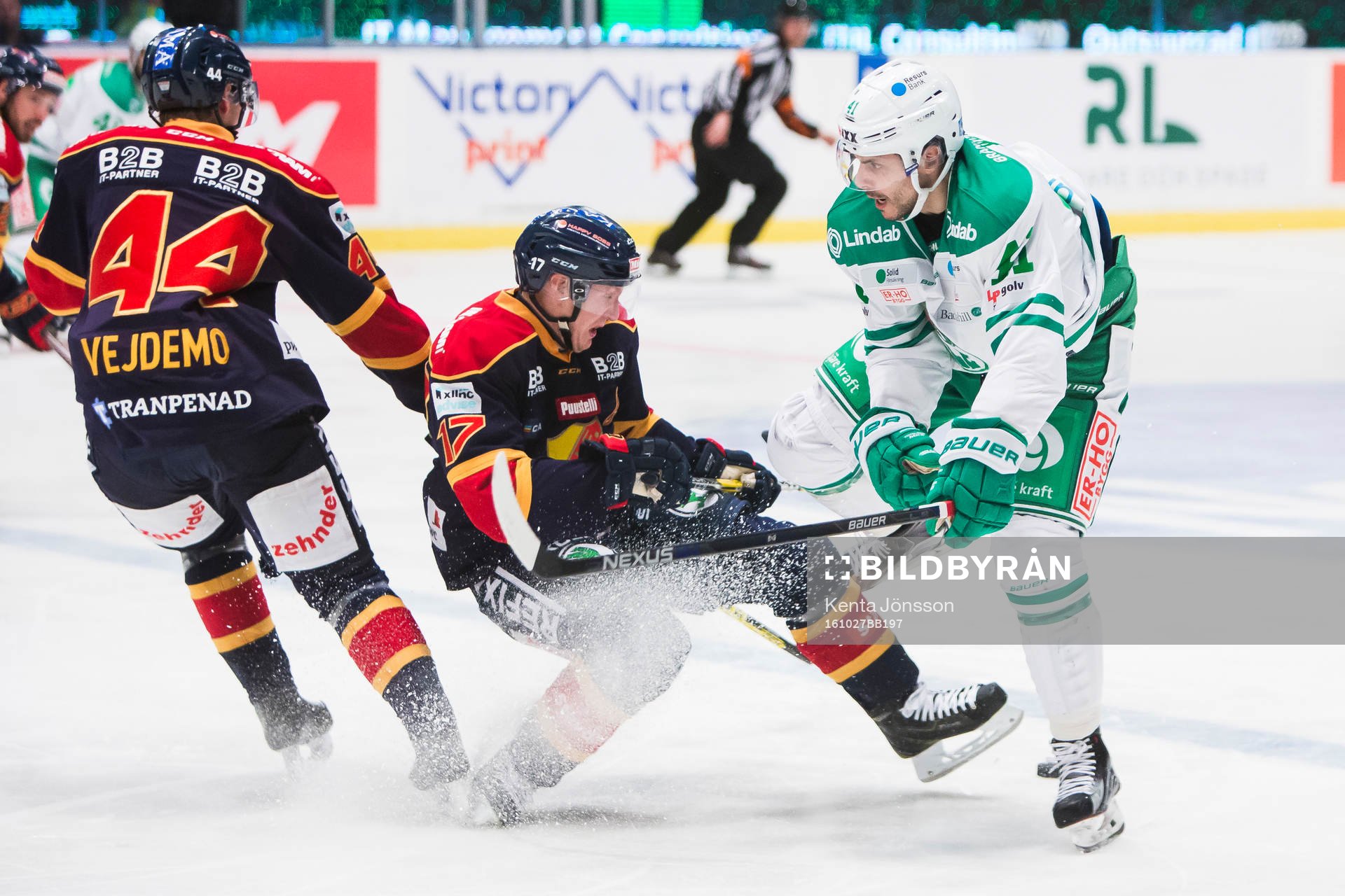 Rögles Daniel Widing tacklar Djurgårdens Henrik Eriksson