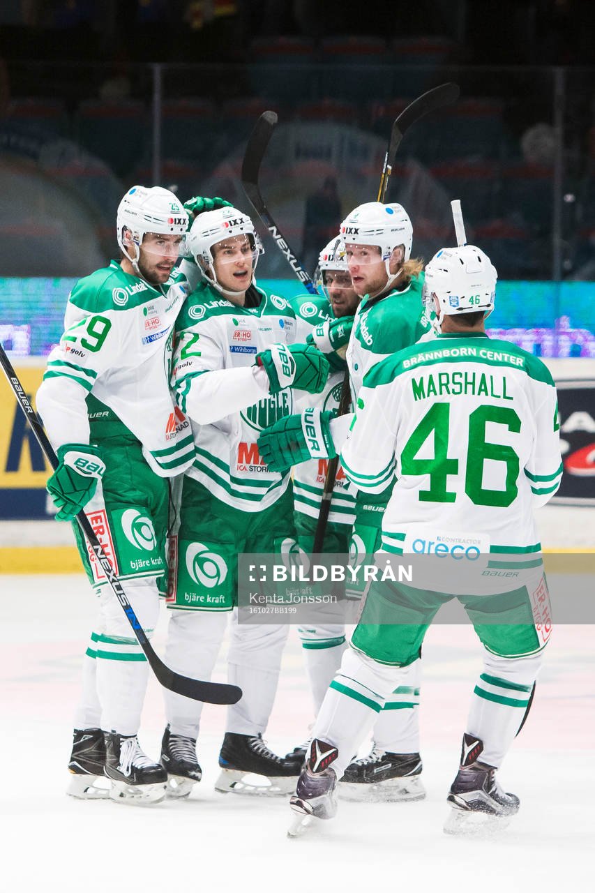 Rögles Sebastian Wännström jublar med Ludvig Rensfeldt ,