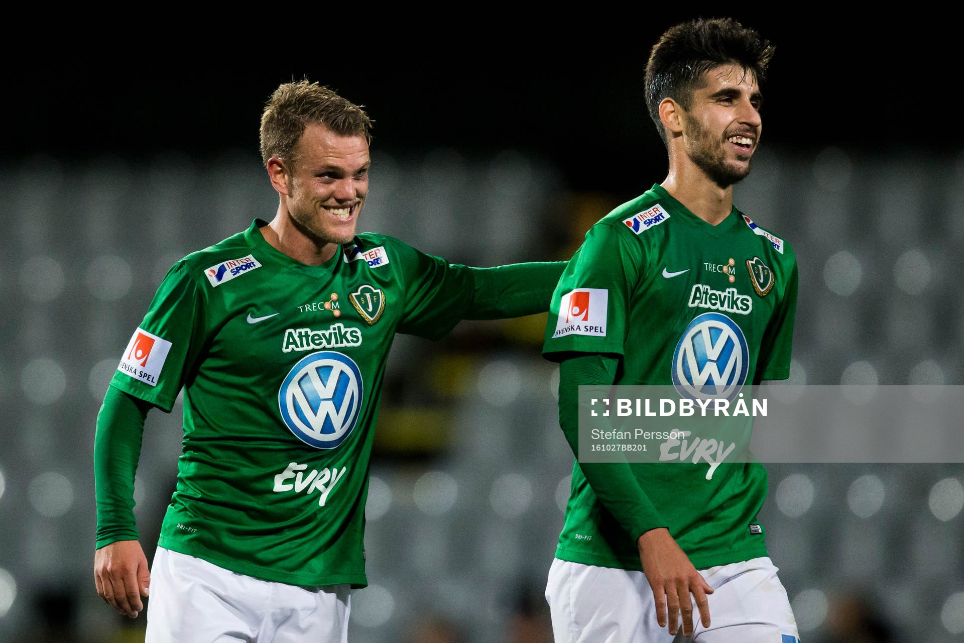 Jönköpings Stian Aasmundsen och Alejandro Fernandez Portillo glada efter fotbollsmatchen i Allsvenskan mellan Jönköping och Örebro den 27 oktober 2016 i Jönköping.