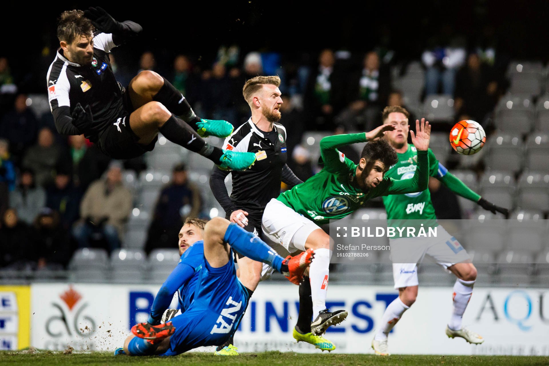 Örebros Astrit Ajdarevic, målvakt Oscar Jansson och