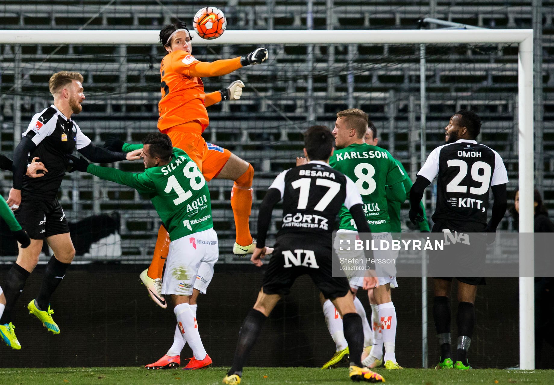 Jönköpings målvakt Damir Mehic boxar ut bollen