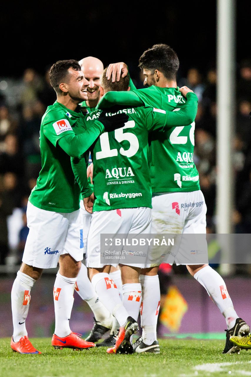 Jönköpings spelare jublar efter 1-1 av Stian Aasmundsen under fotbollsmatchen i Allsvenskan mellan Jönköping och Örebro den 27 oktober 2016 i Jönköping.