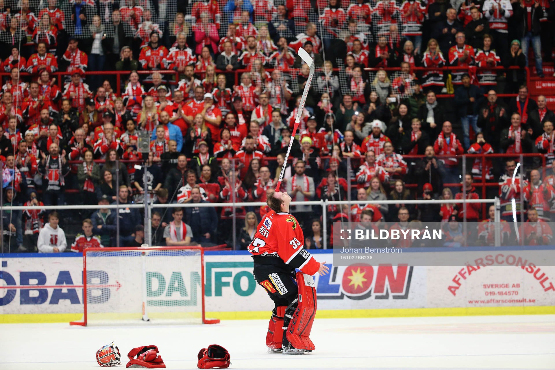 Örebros målvakt Julius Hudacek jublar