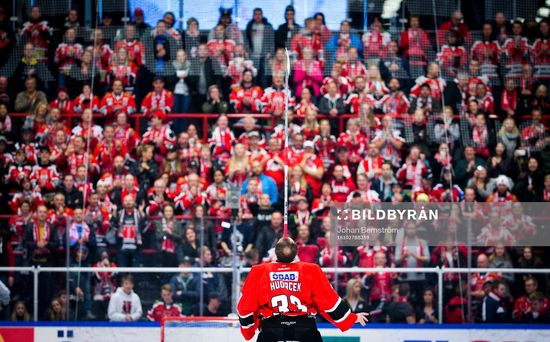Örebros målvakt Julius Hudacek firar segern med fansen