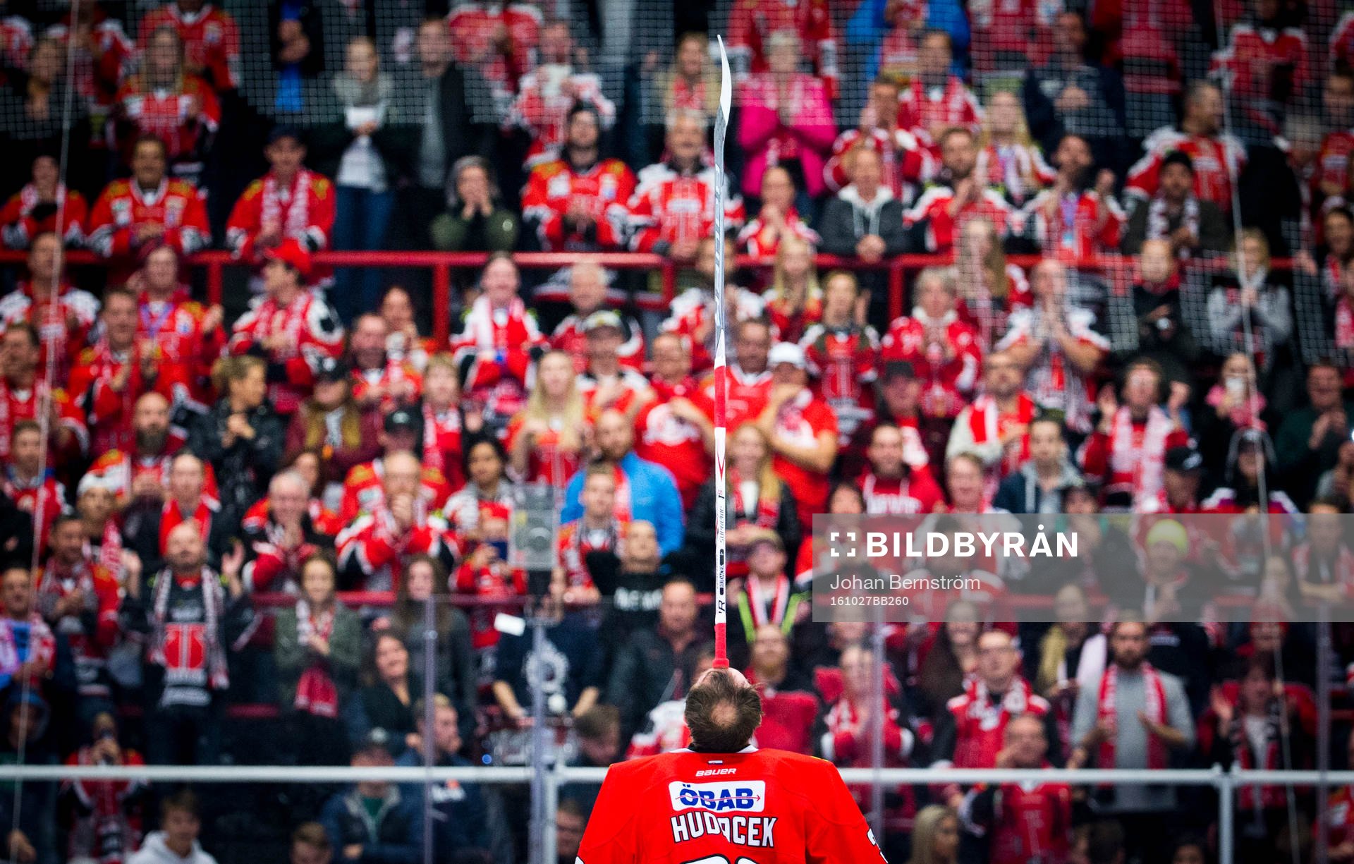 Örebros målvakt Julius Hudacek firar segern med fansen
