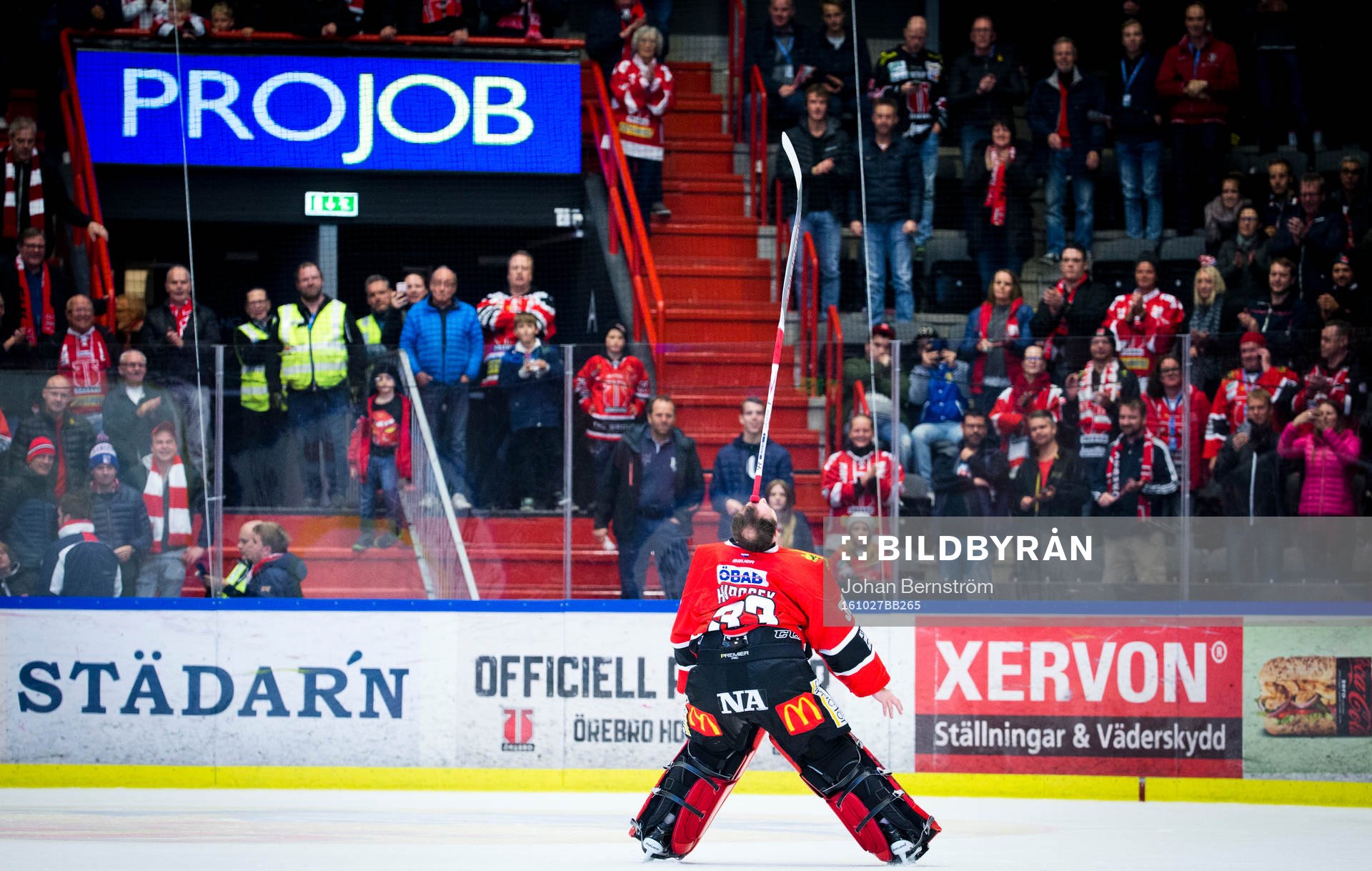 Örebros målvakt Julius Hudacek firar segern med fansen