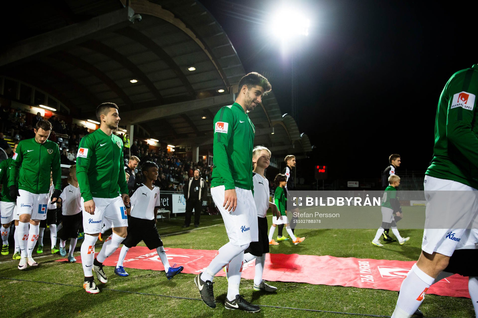Jönköpings Daryl Smylie, Sergio Calatayud Lebron och Alejandro Fernandez Portillo gör entre inför fotbollsmatchen i Allsvenskan mellan Jönköping och Örebro den 27 oktober 2016 i Jönköping.