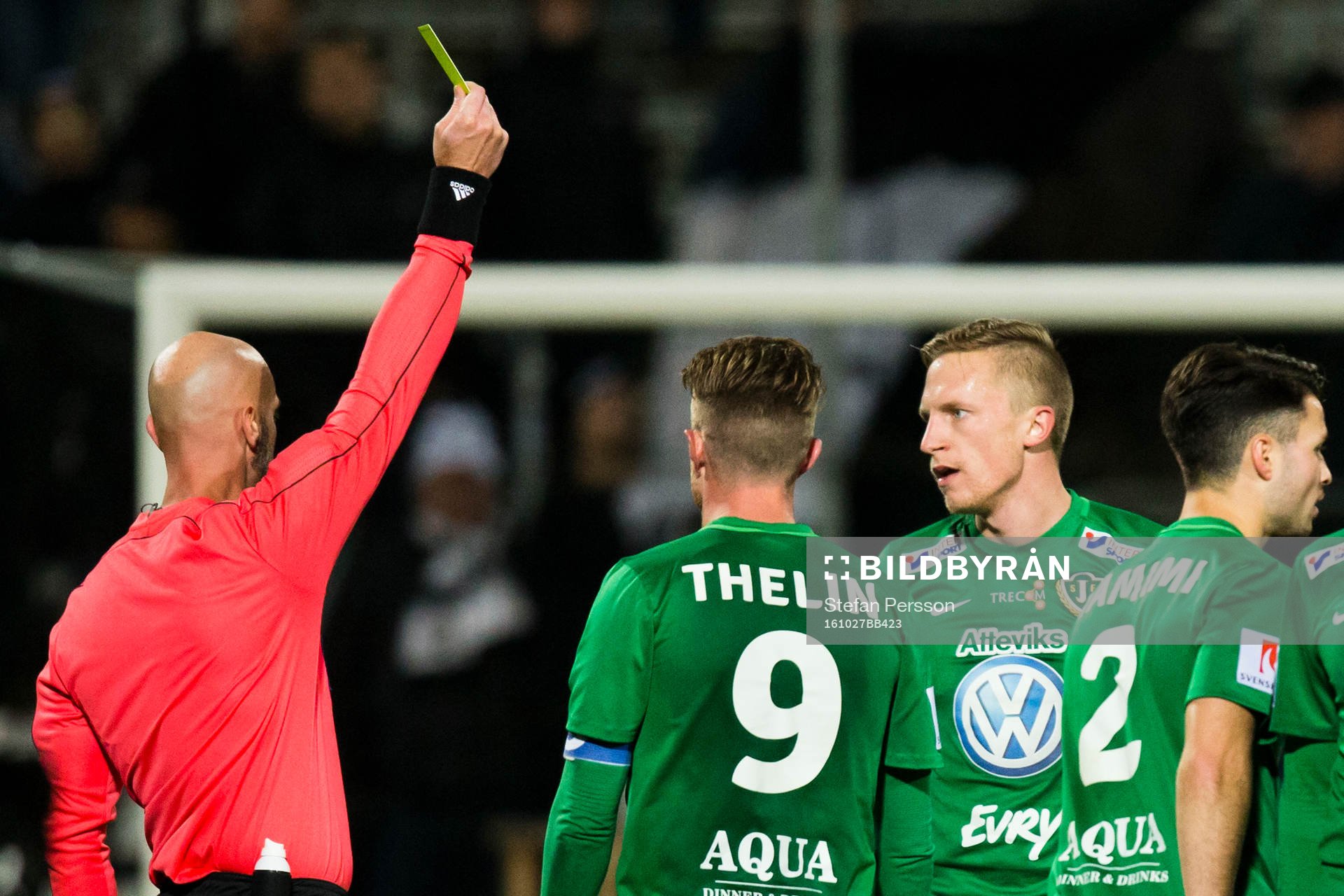Jönköpings Joakim Karlsson får en varning av domaren