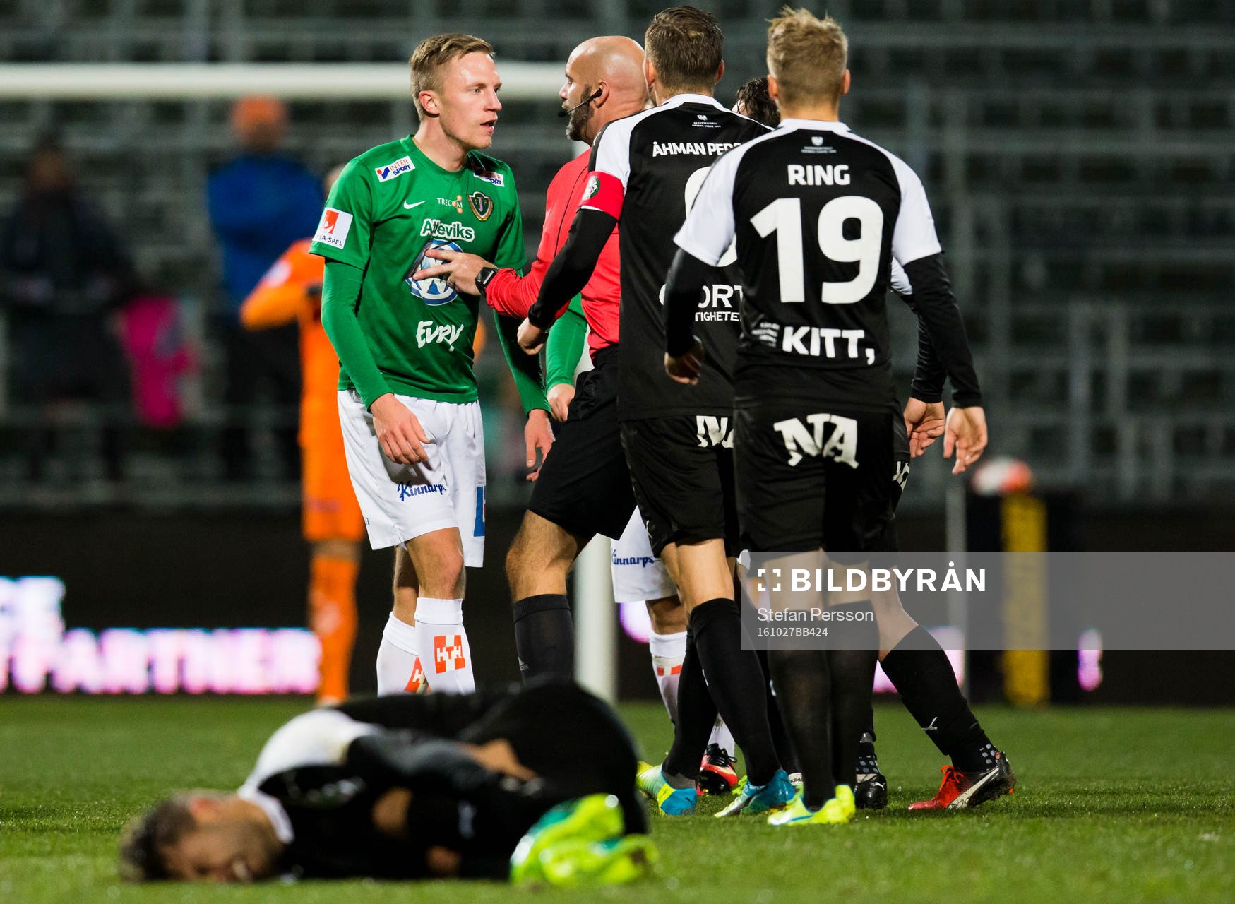 Jönköpings Joakim Karlsson får en varning av domaren