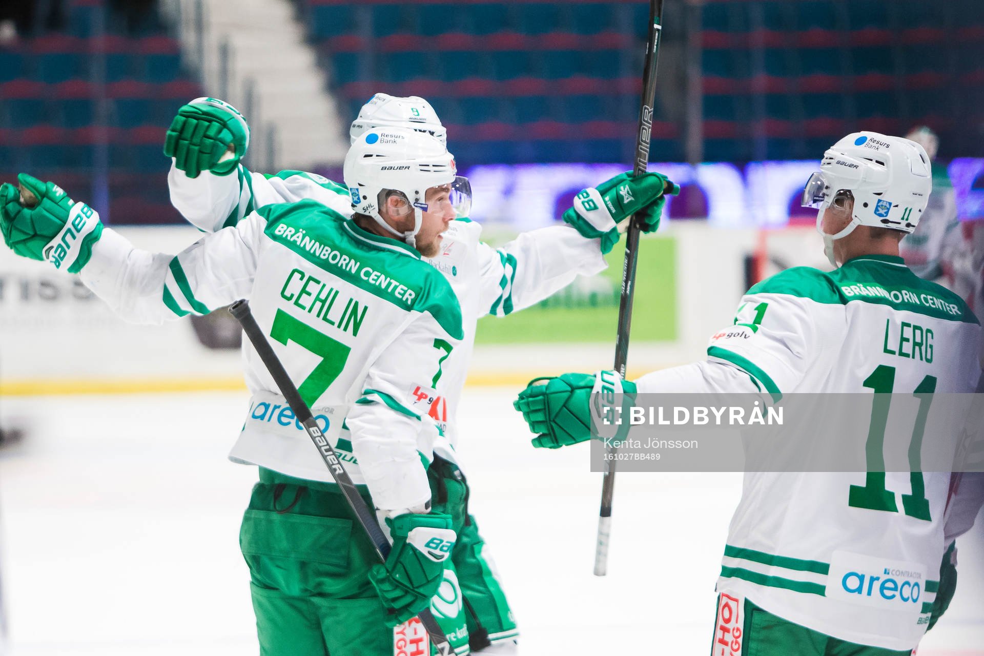 Rögles Patrik Cehlin jublar med lagkamrater