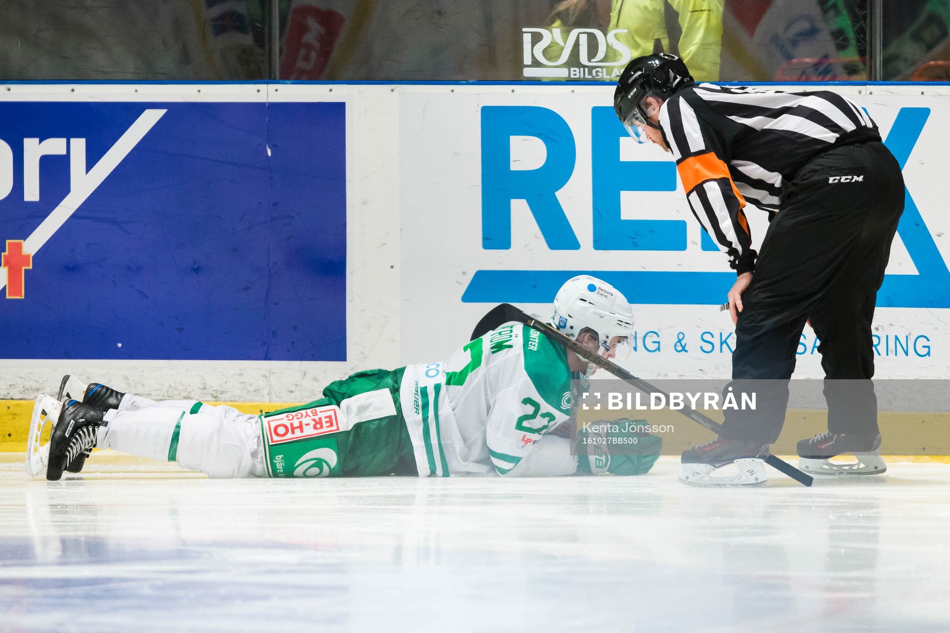 Rögles Sebastian Wännström ligger skadad på isen