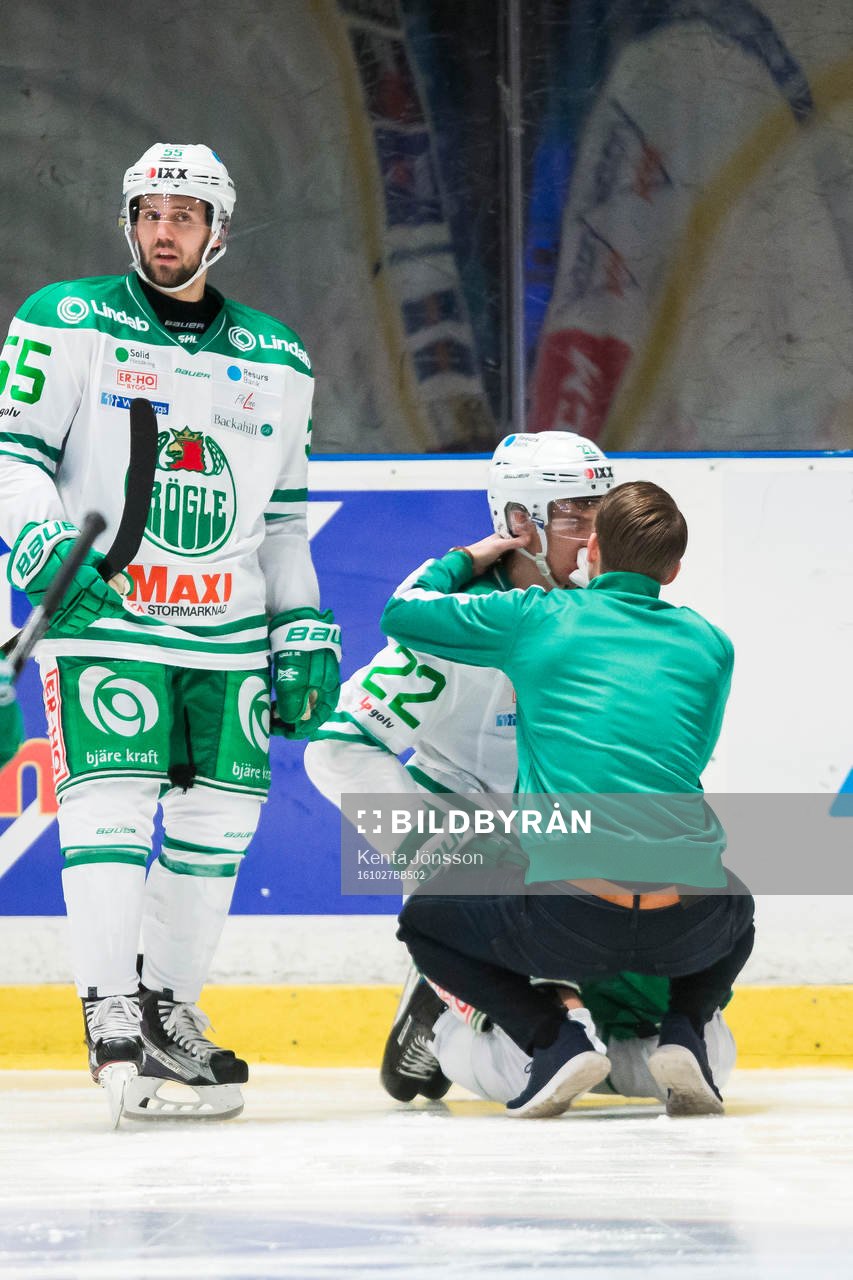Rögles Sebastian Wännström tittas till av Rögles