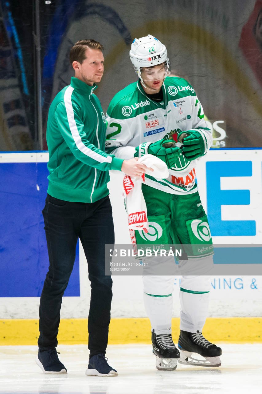 Rögles Sebastian Wännström får hjälp av isen