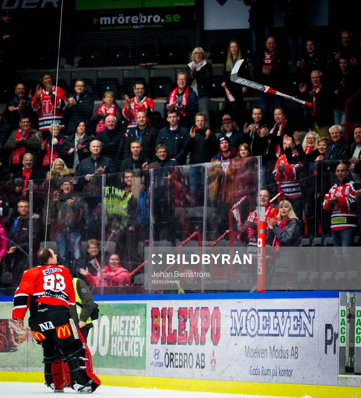 Örebros målvakt Julius Hudacek kastar upp sin