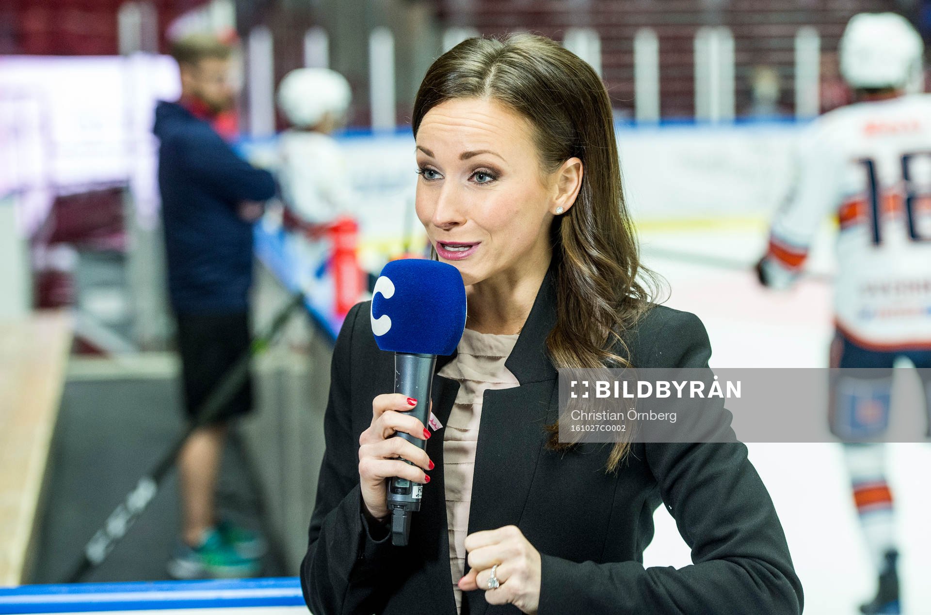 C Mores Camilla Nordlund innan ishockeymatchen i SHL mellan