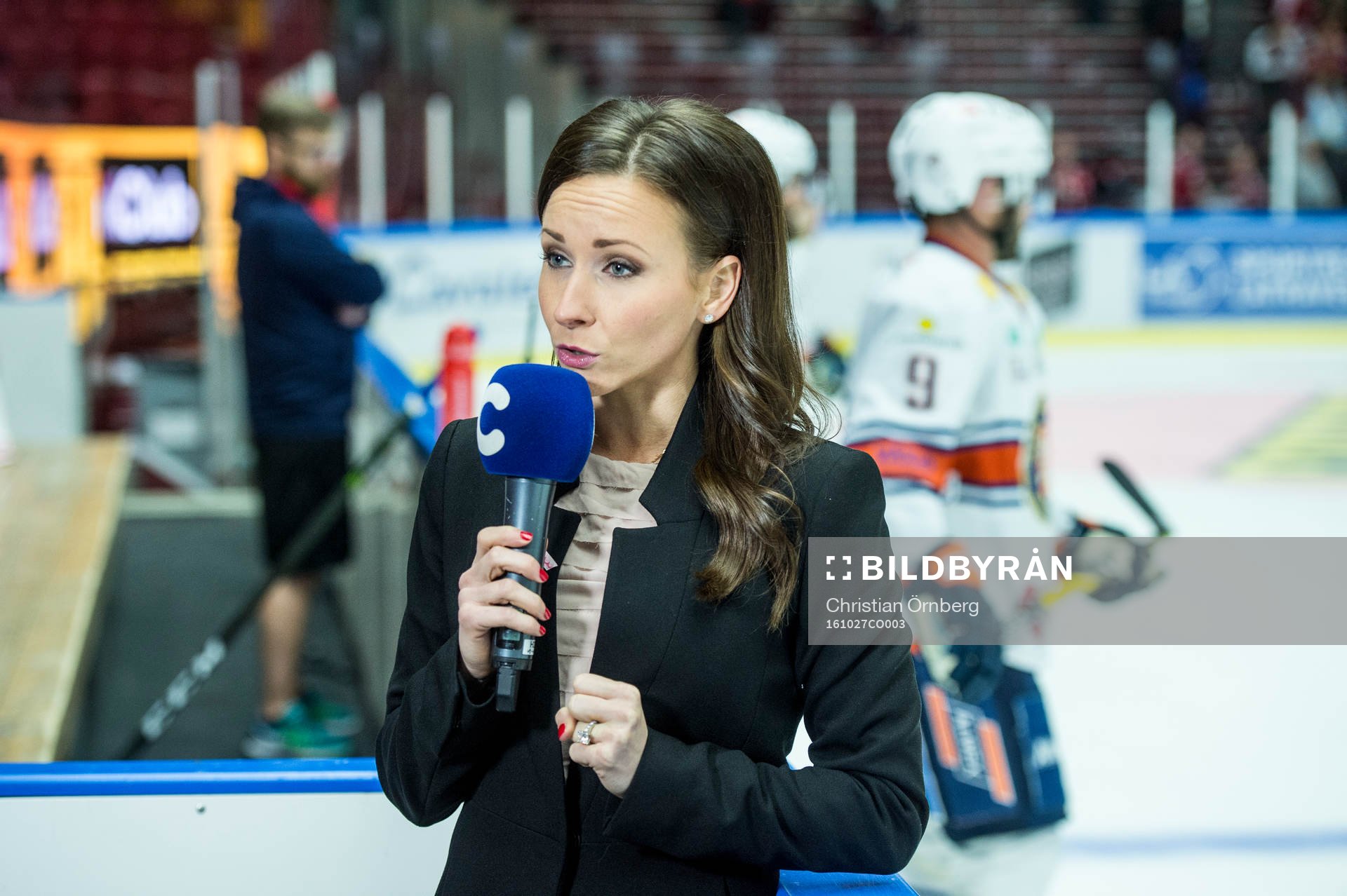 C Mores Camilla Nordlund innan ishockeymatchen i SHL mellan