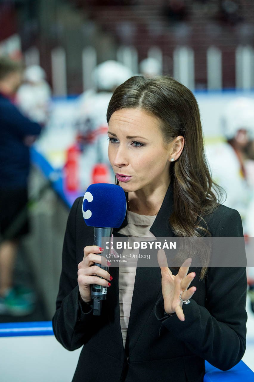 C Mores Camilla Nordlund innan ishockeymatchen i SHL mellan