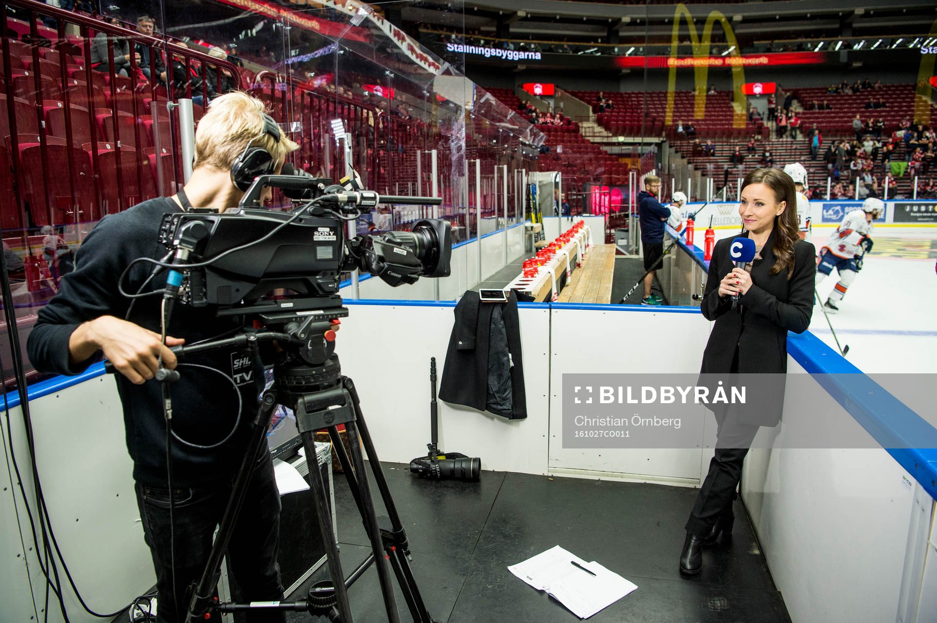 C Mores Camilla Nordlund innan ishockeymatchen i SHL mellan