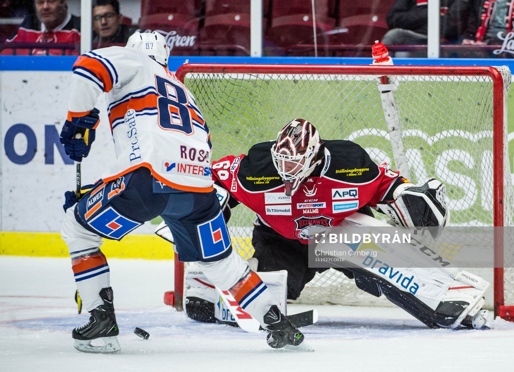 Växjös Robert Rosén mot Malmö Redhawks målvakt Oscar