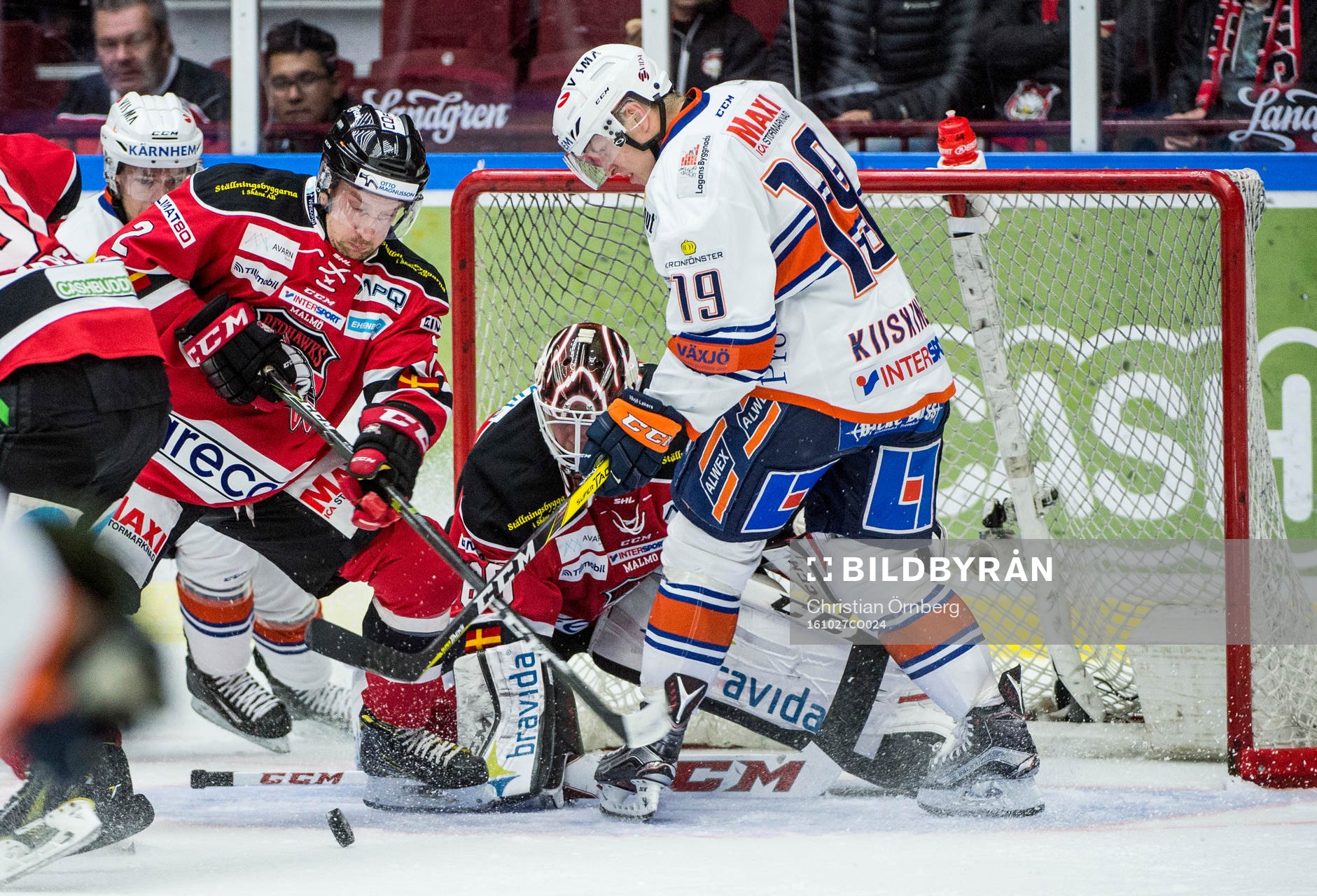 Växjös Tuomas Kiiskinen framför Malmö Redhawks målvakt