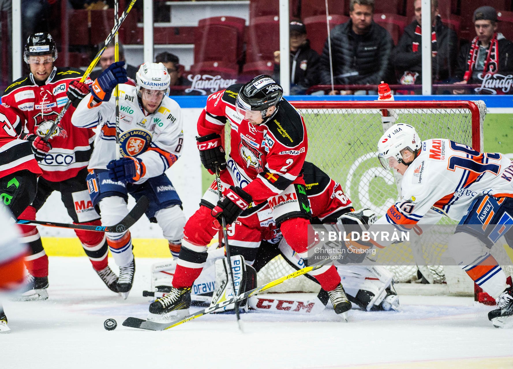 Växjös Tuomas Kiiskinen framför Malmö Redhawks målvakt