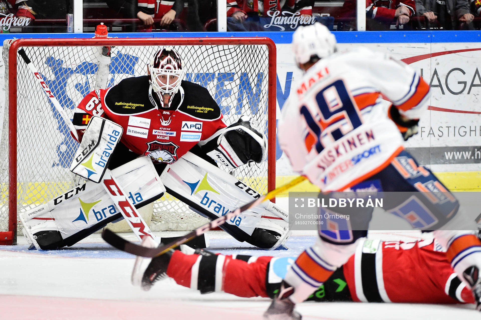 Växjös Tuomas Kiiskinen mot Malmö Redhawks målvakt