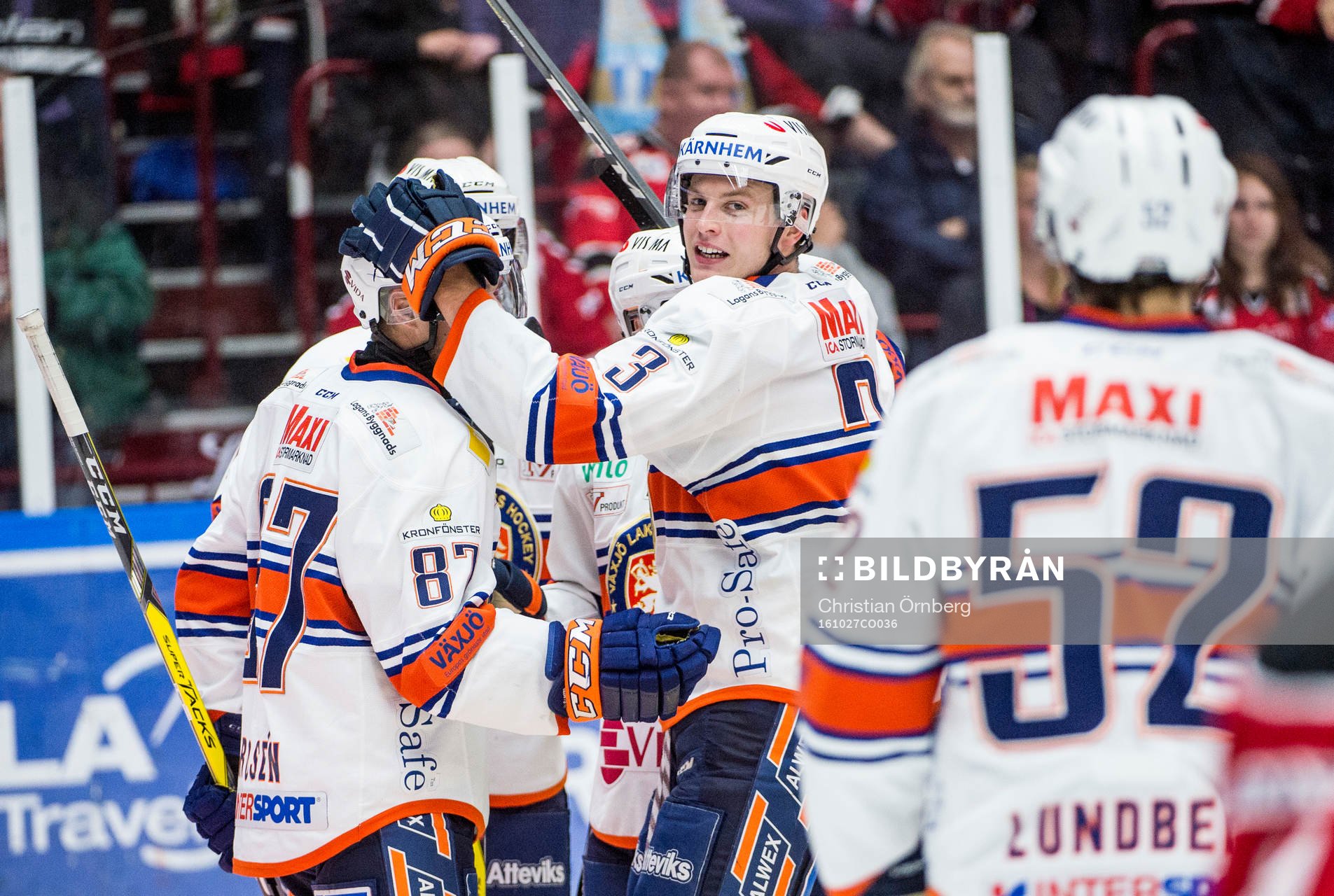 Växjös Oliver Bohm jublar med Robert Rosén, Ville Leino