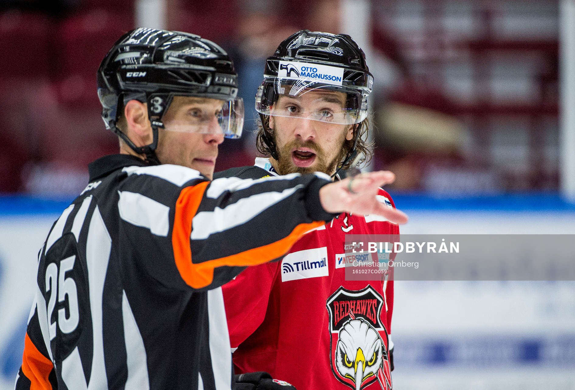 Domare Tobias Björk pratar med Andreas Thuresson