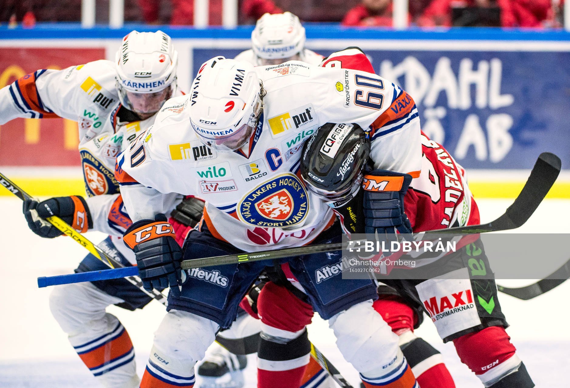 Växjös Erik Josefsson tar ett grepp om Malmö Redhawks