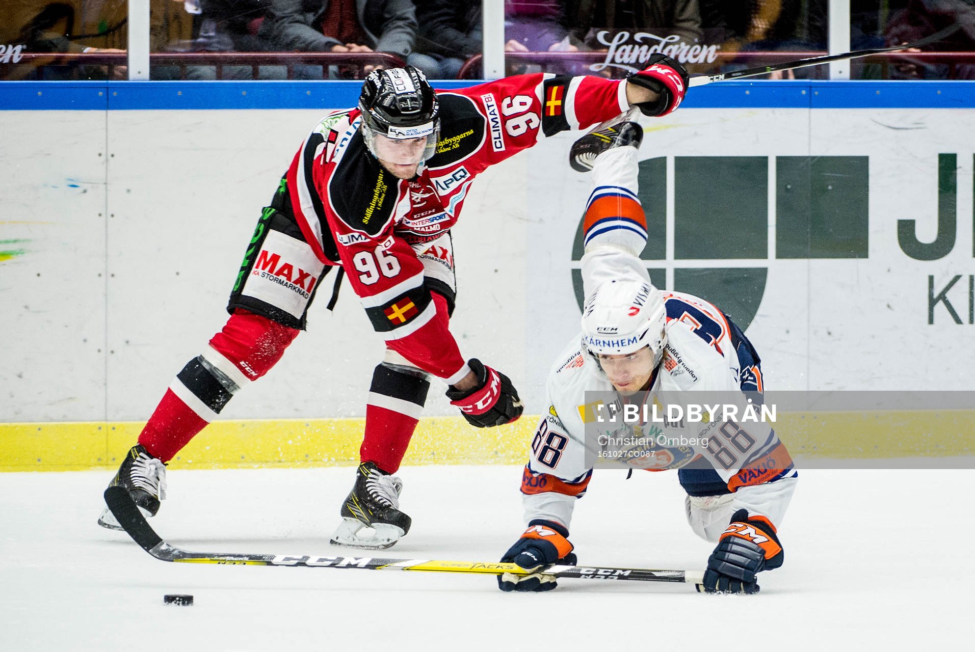 Malmö Redhawks Kim Rosdahl bjuder Växjös Adam Brodecki