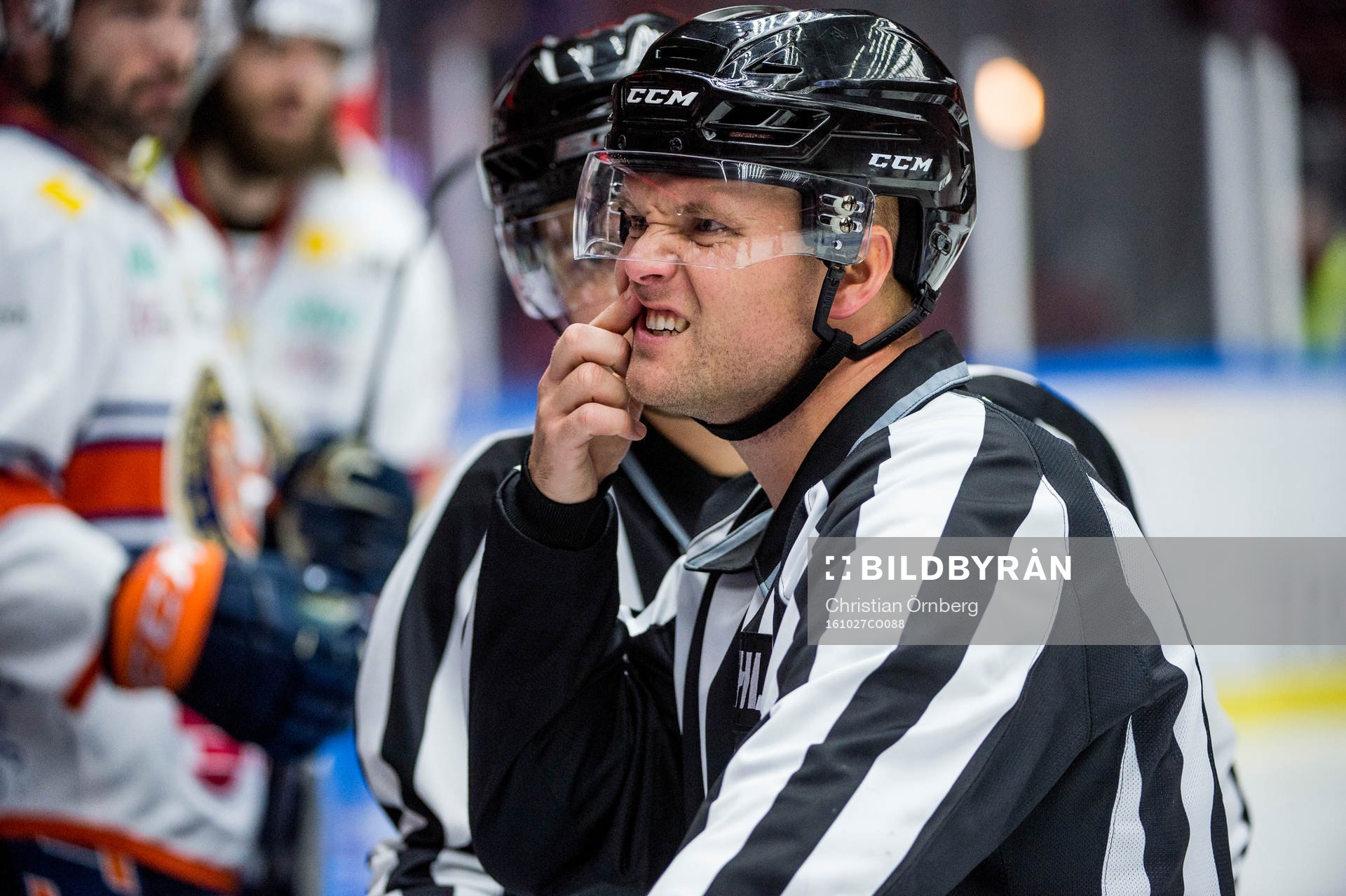 Linjedomare Ludvig Lundgren får en puck på munnen