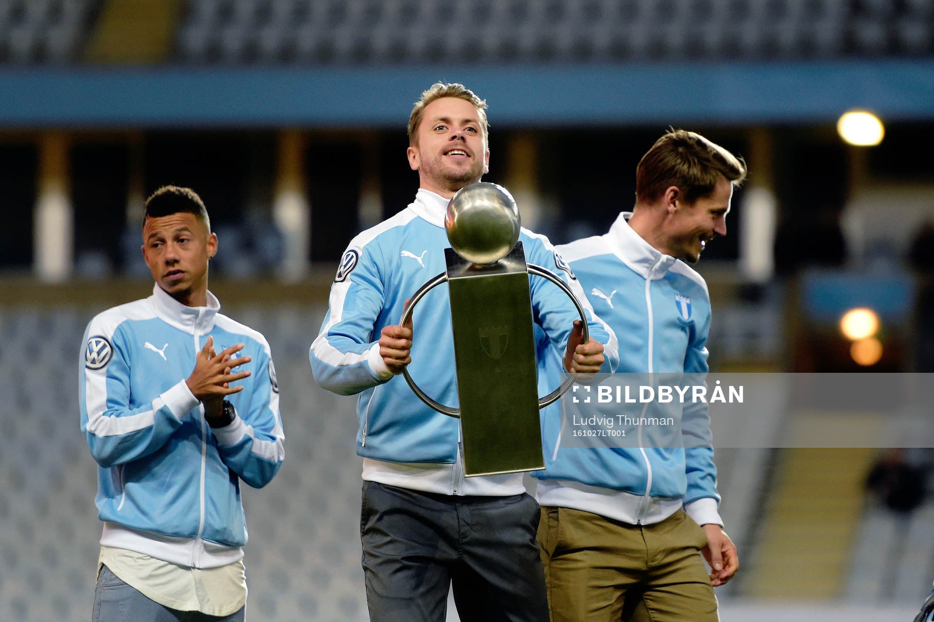 Malmö FFs Kari Arnason höjer Lennart Johanssons pokal