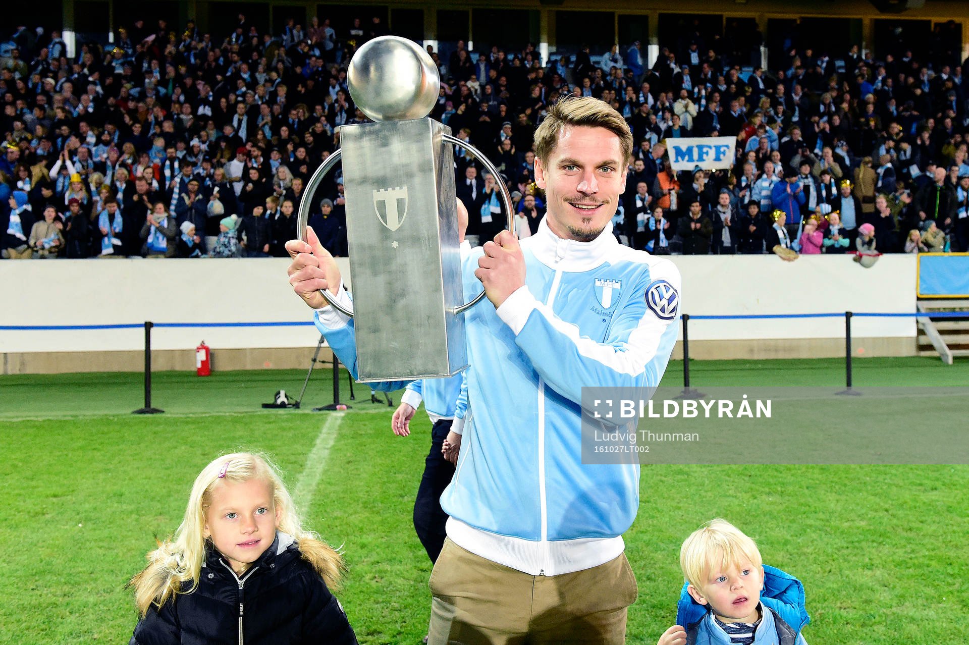 Malmö FFs Markus Rosenberg höjer en pokal