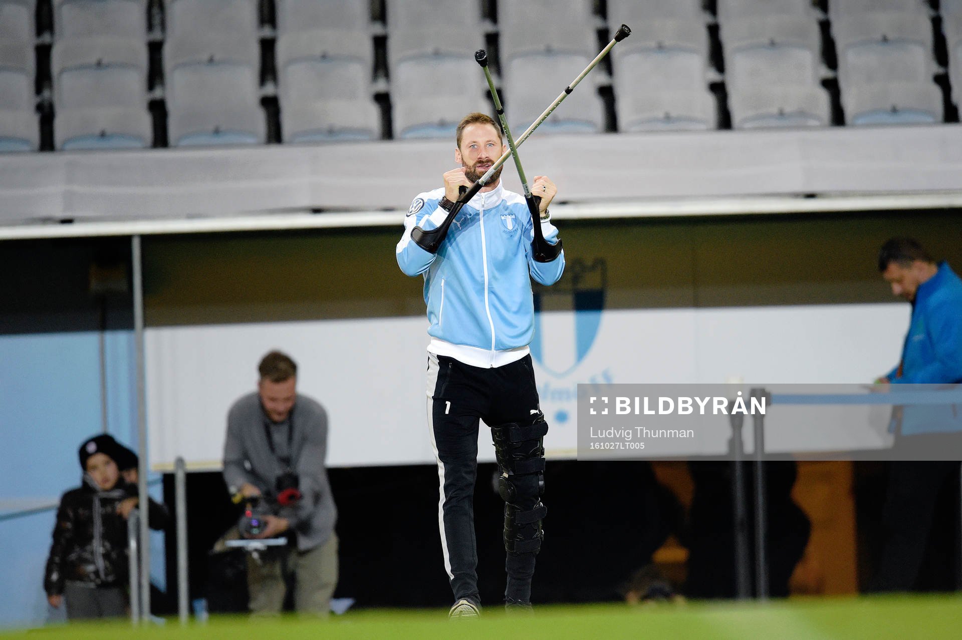 Malmö FFs målvakt Johan Wiland med kryckor
